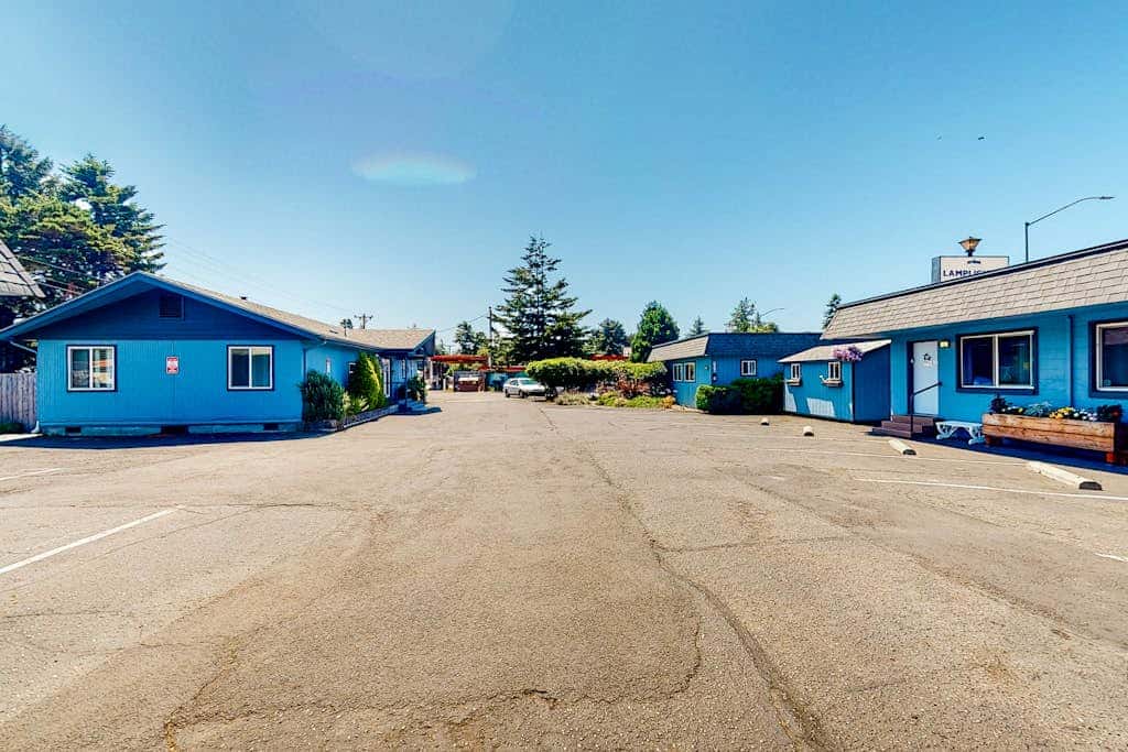 Retro beach room with fast WiFI - walk to downtown shops & restaurants