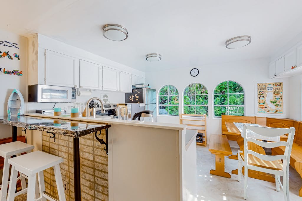Tree-lined coastal dog-friendly home with children's items, gas grill, and washer&dryer