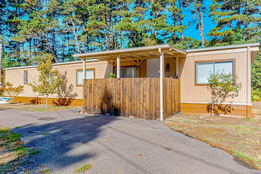 Tree-lined coastal dog-friendly home with children's items, gas grill, and washer&dryer