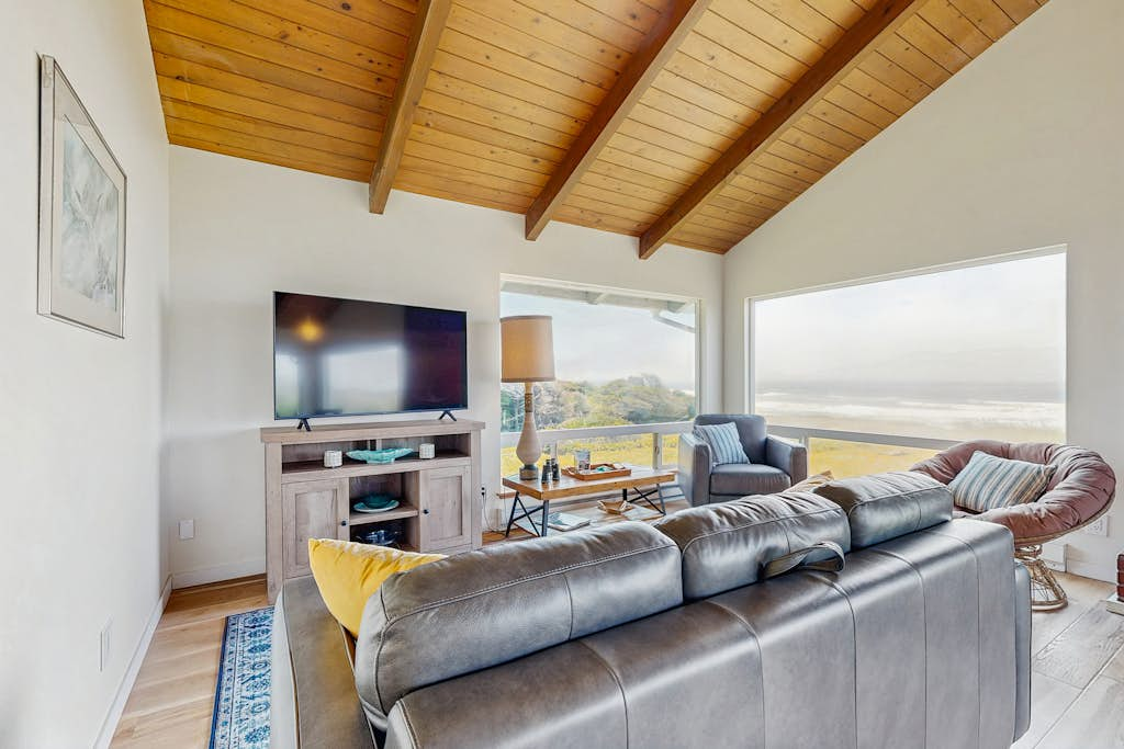 Oceanfront home with amazing sunsets, fire pit, & jacuzzi tub