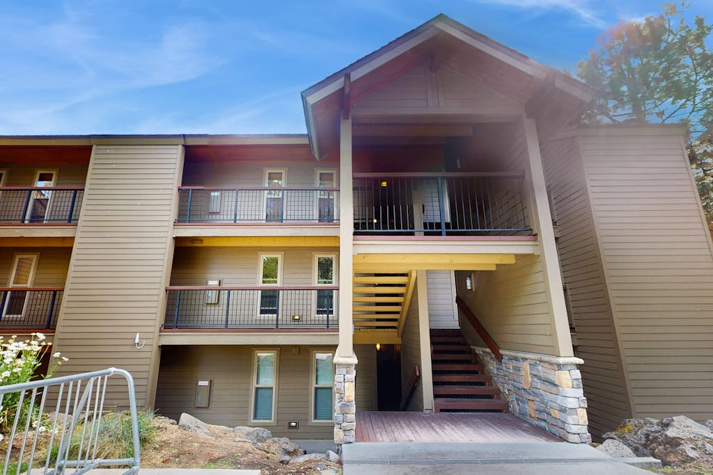 Cozy condo with shared pool, hot tub, sauna, fitness room, washer and dryer