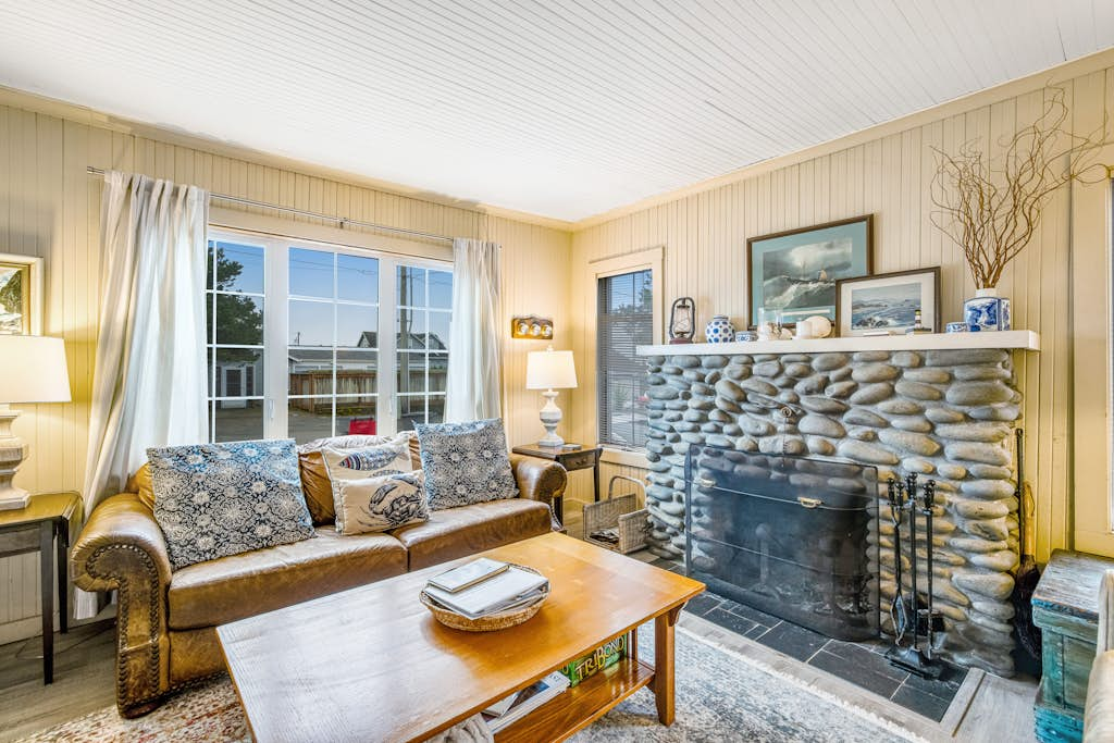 Charming dog-friendly cottage with sauna, easy beach access, deck & yard