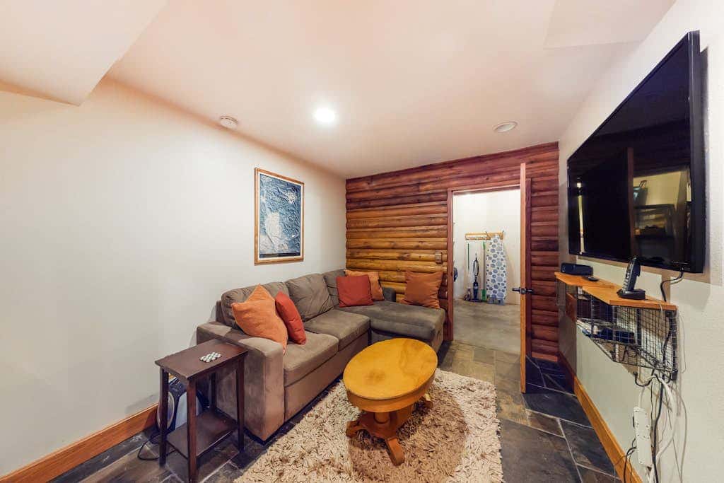 Spacious riverfront lodge with beach access, private hot tub & forest views