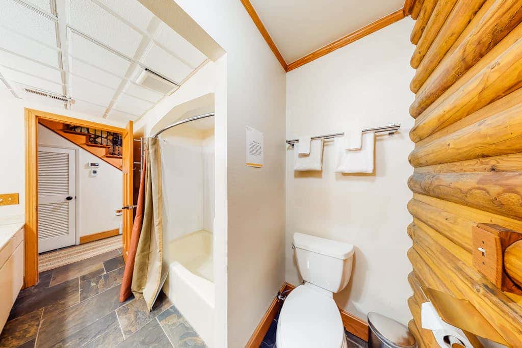 Spacious riverfront lodge with beach access, private hot tub & forest views