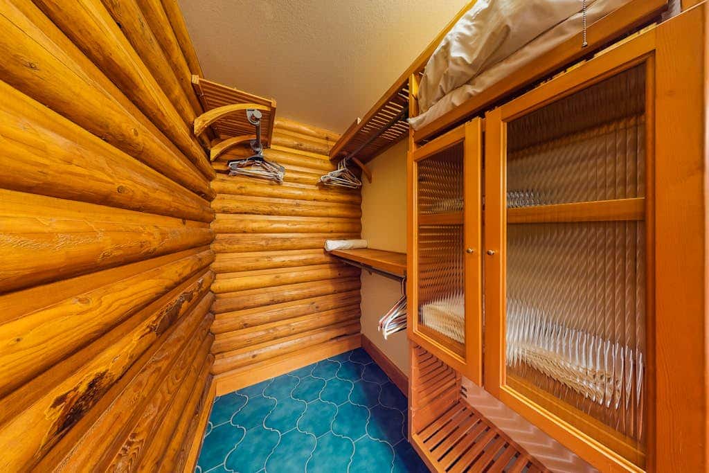 Spacious riverfront lodge with beach access, private hot tub & forest views