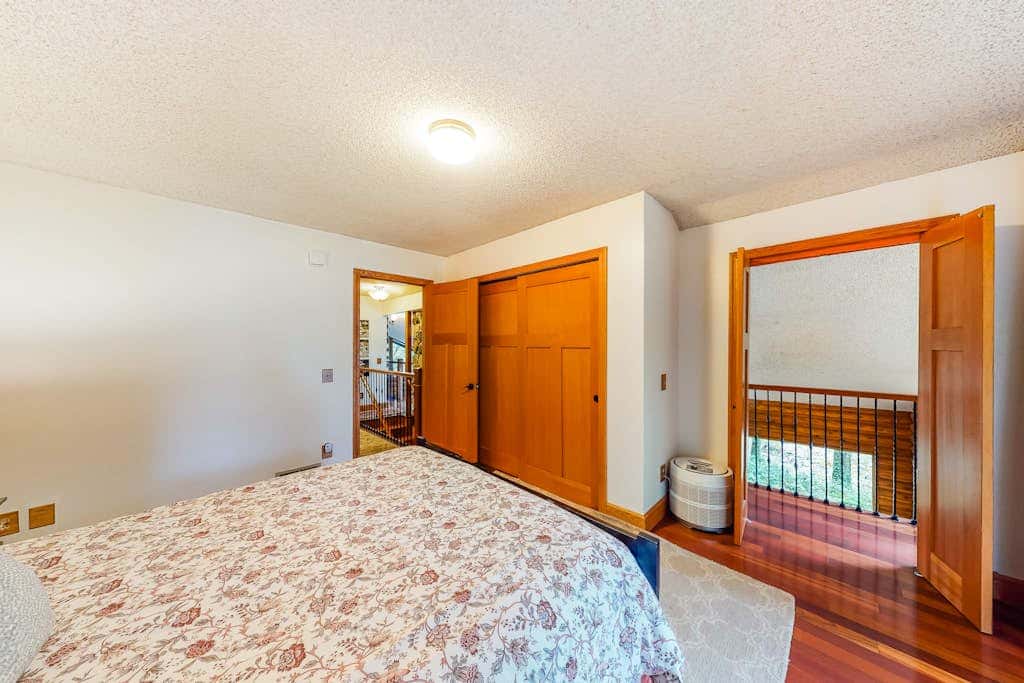 Spacious riverfront lodge with beach access, private hot tub & forest views