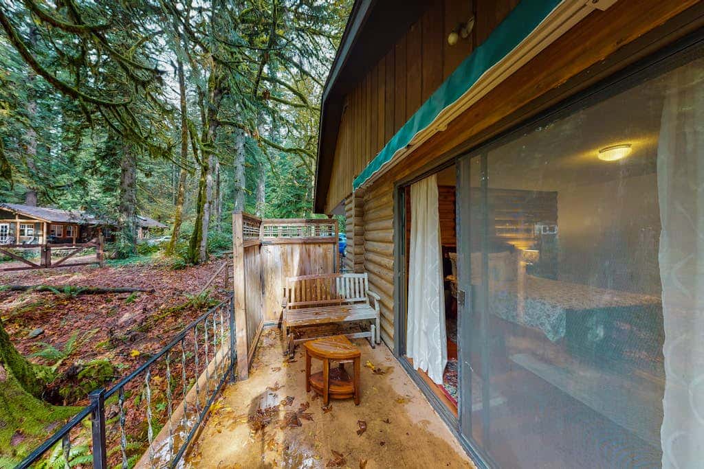 Spacious riverfront lodge with beach access, private hot tub & forest views