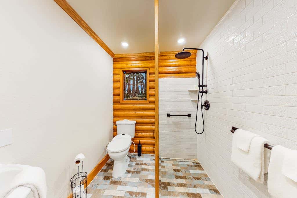 Spacious riverfront lodge with beach access, private hot tub & forest views