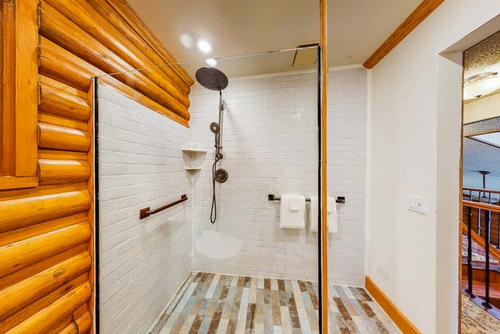 Spacious riverfront lodge with beach access, private hot tub & forest views
