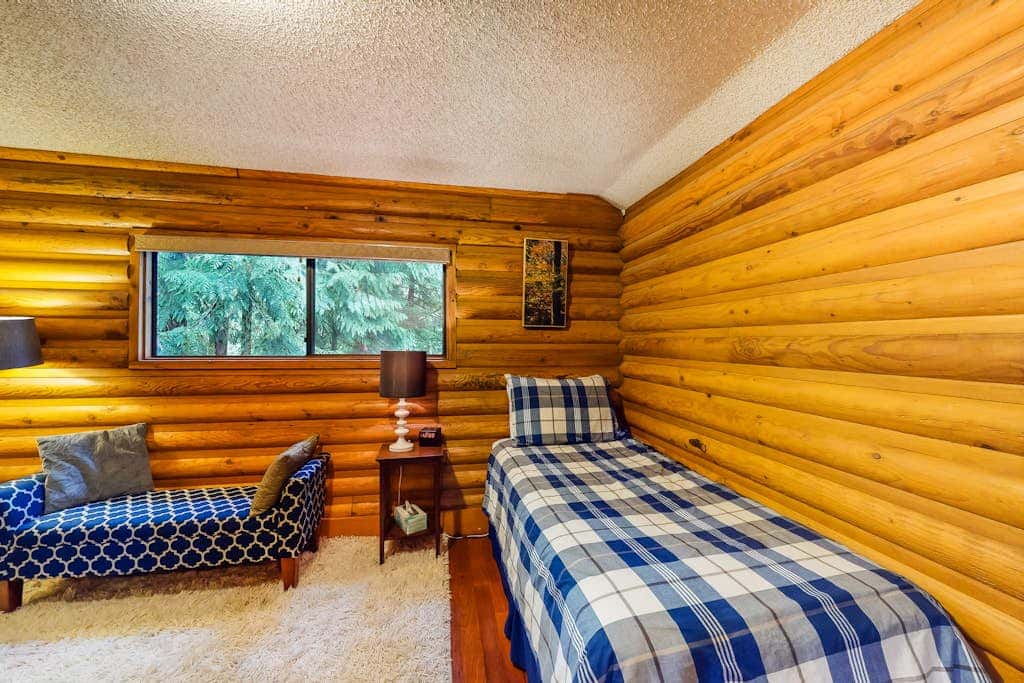 Spacious riverfront lodge with beach access, private hot tub & forest views