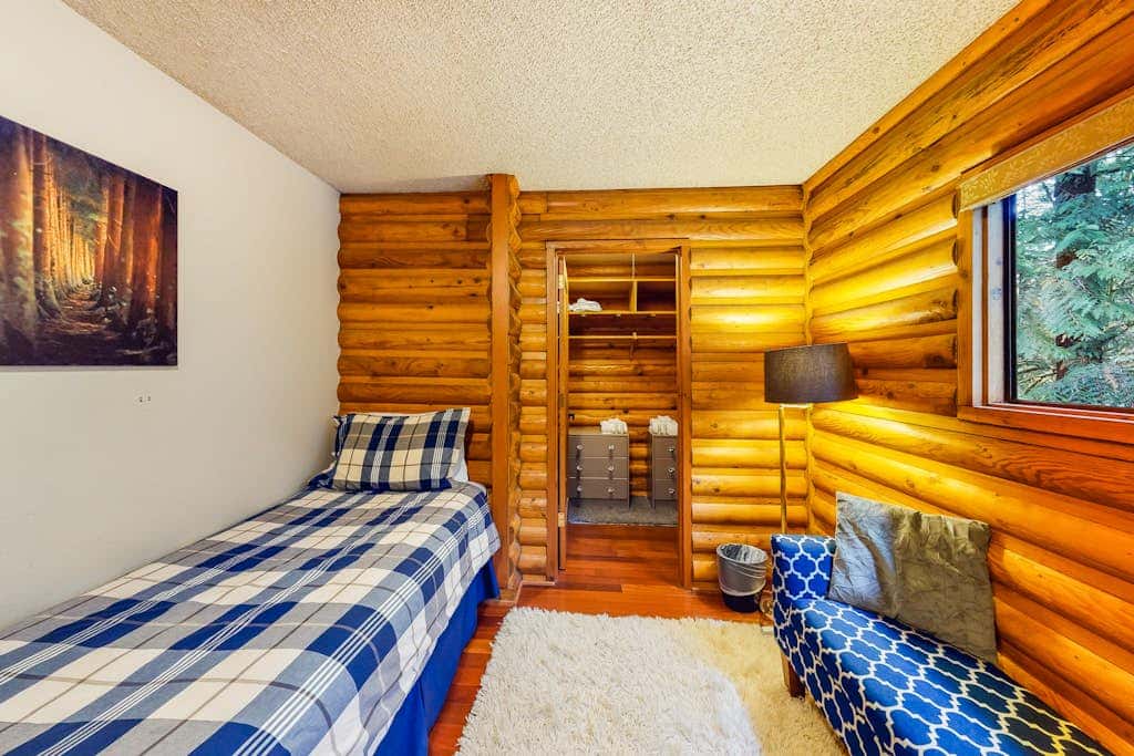 Spacious riverfront lodge with beach access, private hot tub & forest views