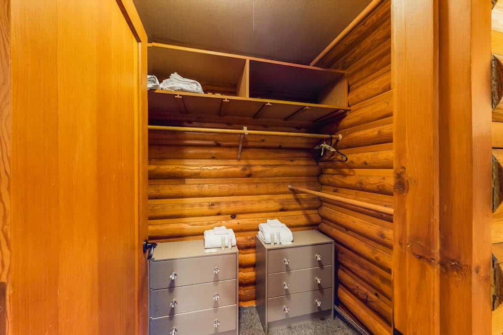 Spacious riverfront lodge with beach access, private hot tub & forest views