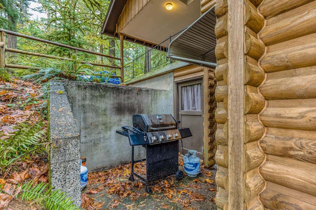 Spacious riverfront lodge with beach access, private hot tub & forest views