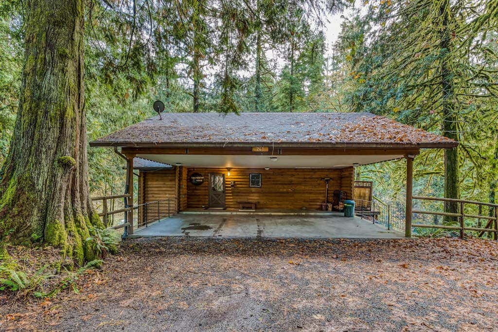 Spacious riverfront lodge with beach access, private hot tub & forest views