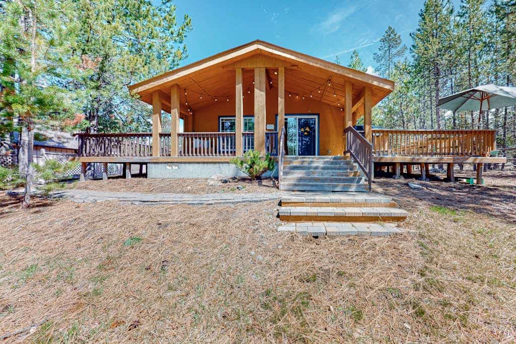 Charming riverfront bungalow, dog-friendly, firepit, dock, & W&D