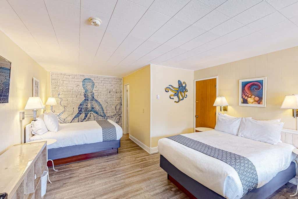 Retro getaway near beach with fast WiFI - walk to downtown shops & eateries