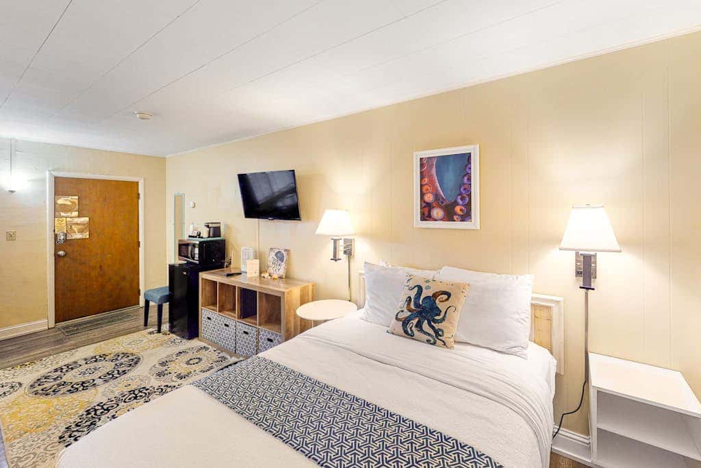 Retro getaway near beach with fast WiFI - walk to downtown shops & eateries