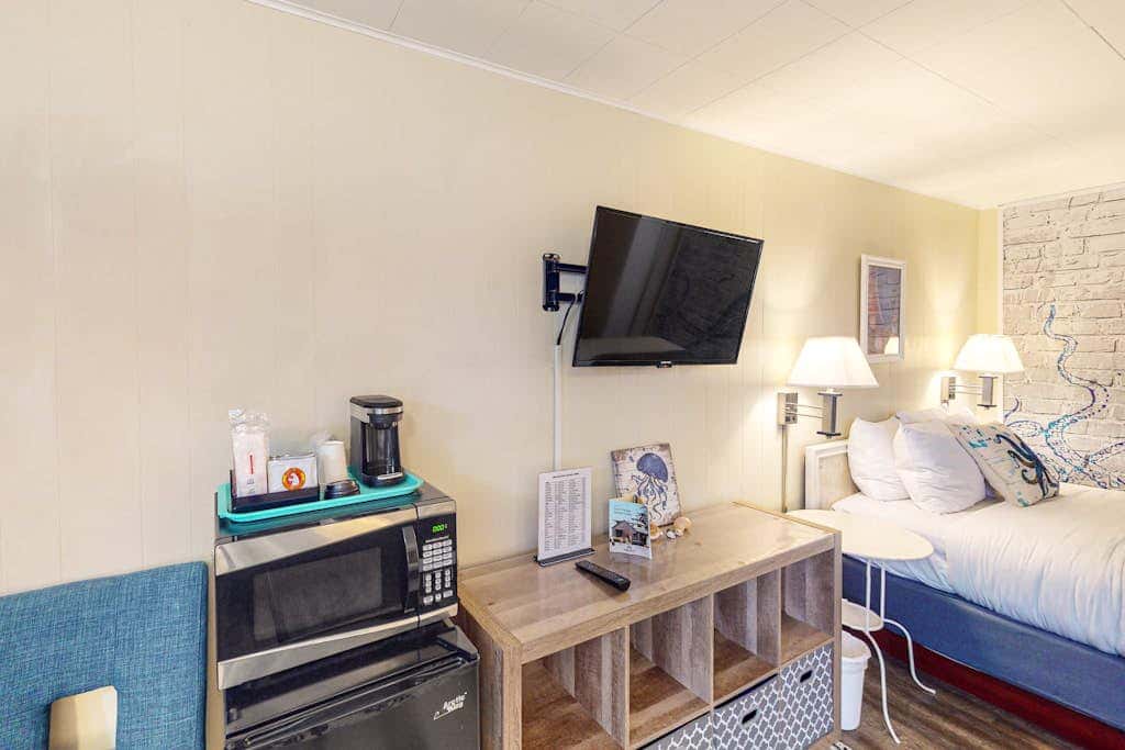 Retro getaway near beach with fast WiFI - walk to downtown shops & eateries