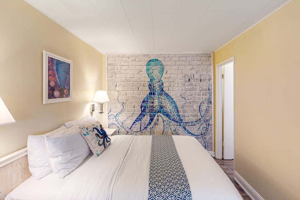 Retro getaway near beach with fast WiFI - walk to downtown shops & eateries