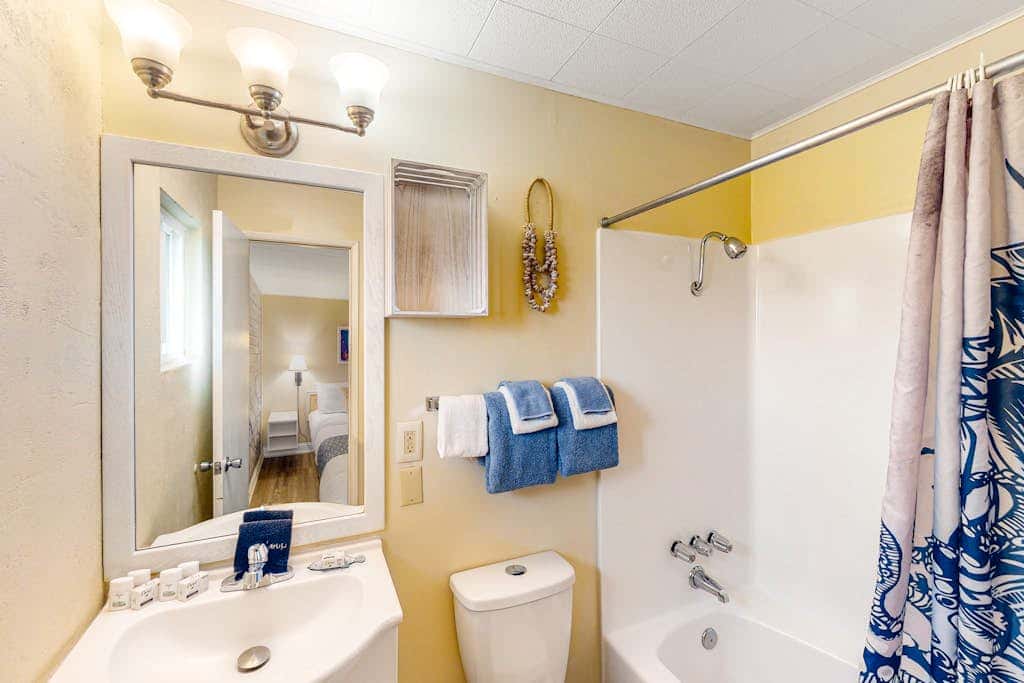Retro getaway near beach with fast WiFI - walk to downtown shops & eateries