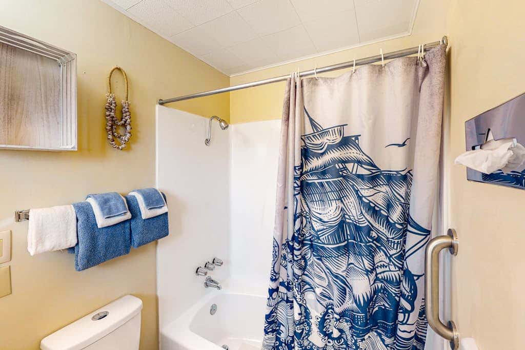 Retro getaway near beach with fast WiFI - walk to downtown shops & eateries
