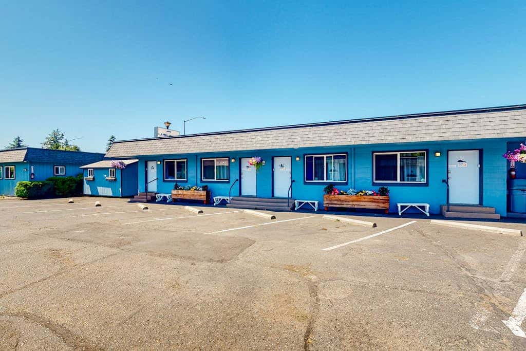 Retro getaway near beach with fast WiFI - walk to downtown shops & eateries