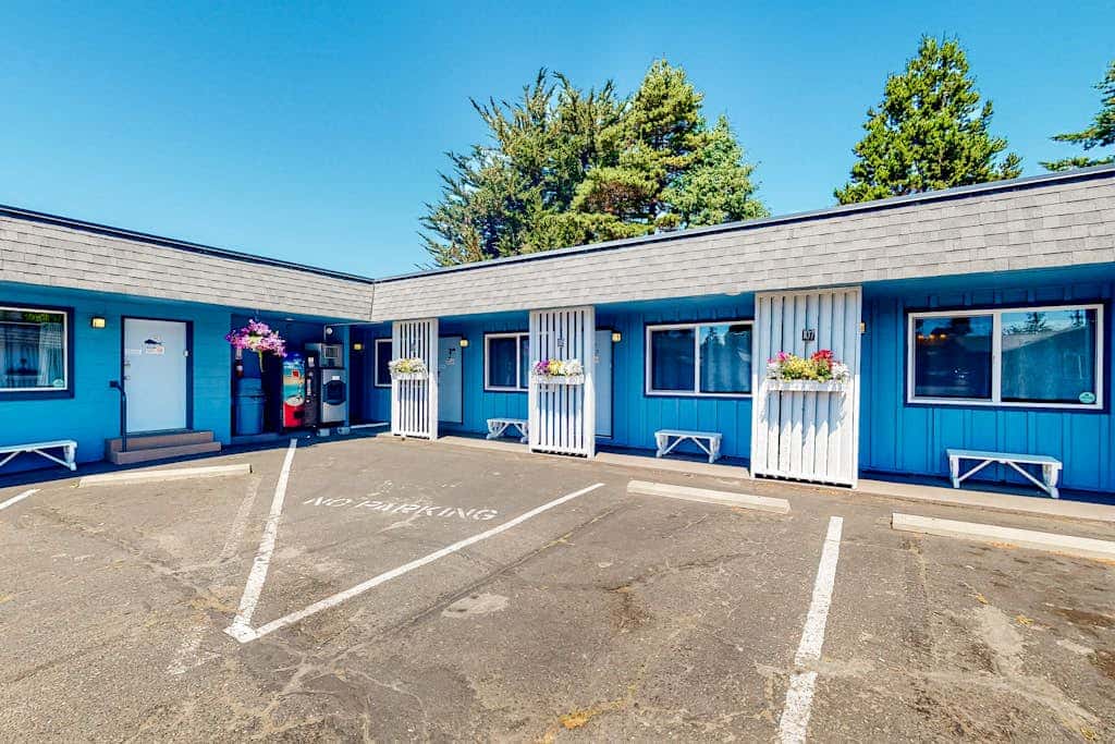 Retro getaway near beach with fast WiFI - walk to downtown shops & eateries