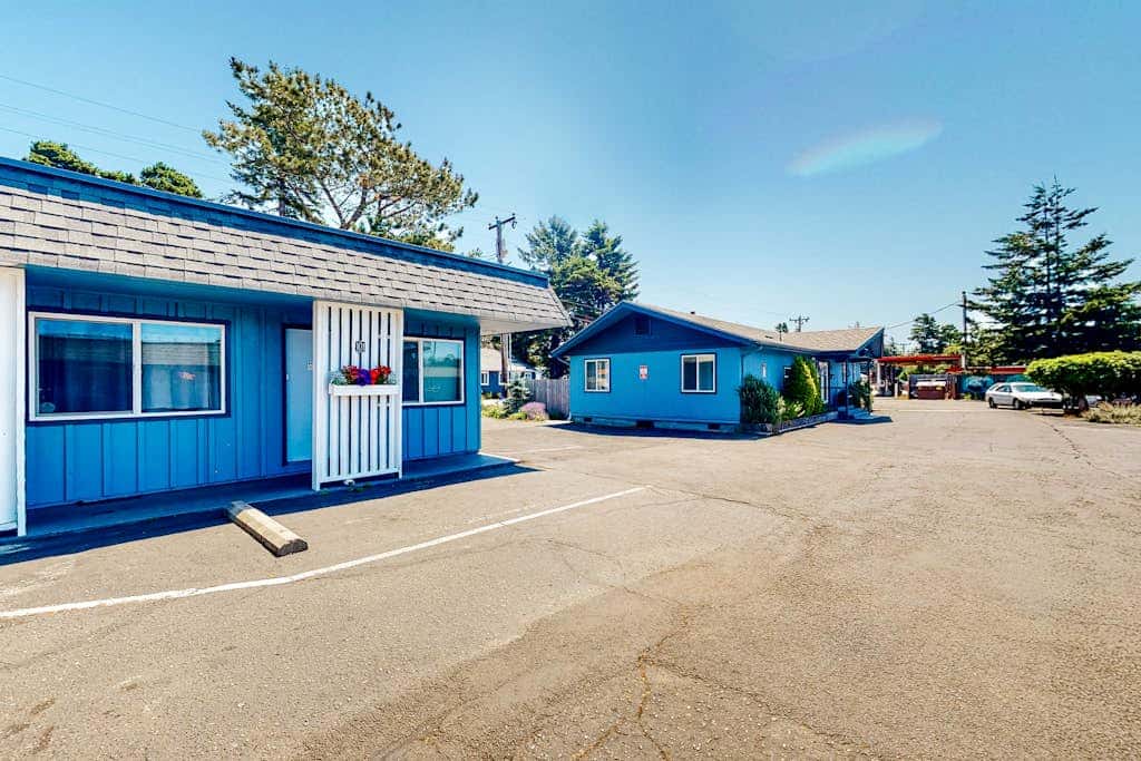 Retro getaway near beach with fast WiFI - walk to downtown shops & eateries