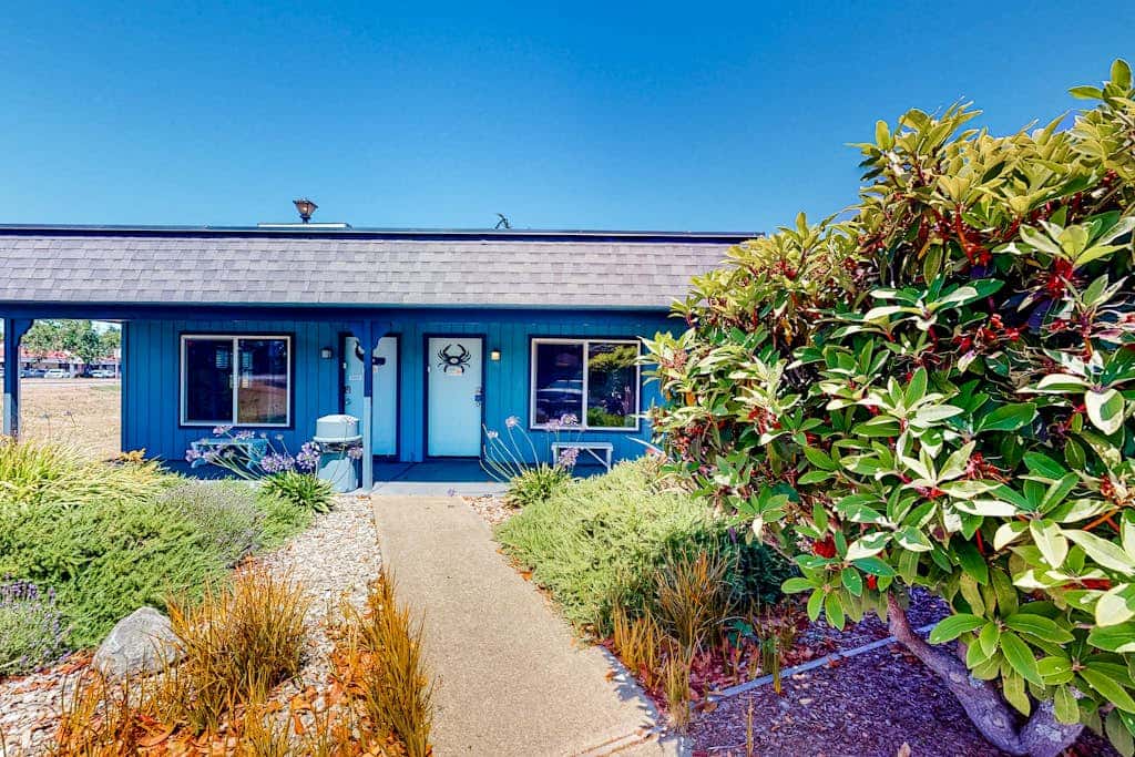 Retro getaway near beach with fast WiFI - walk to downtown shops & eateries