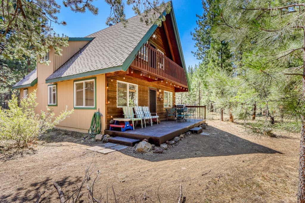 Dog-friendly lodge on 1 acre with deck & woodstove - walk to Deschutes River