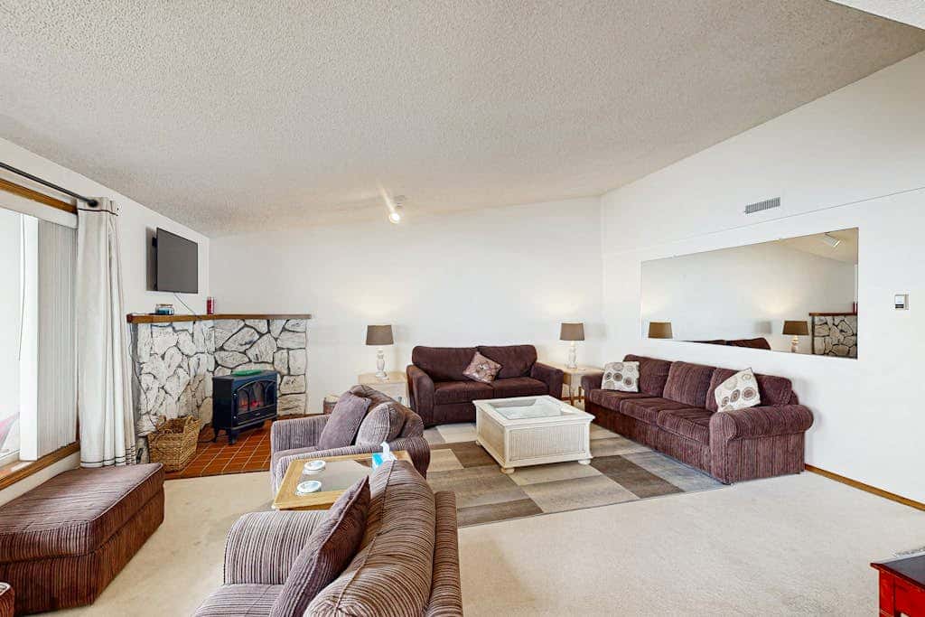 Sweeping Oceanfront Views Await Tranquil Condo with Balcony, Beach Access, W&D