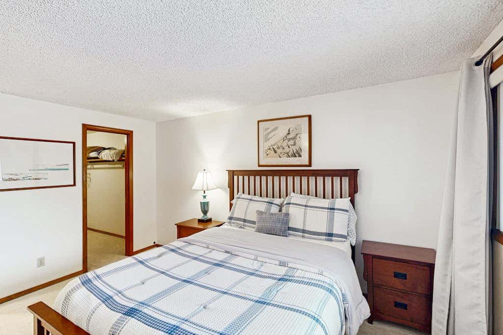 Sweeping Oceanfront Views Await Tranquil Condo with Balcony, Beach Access, W&D