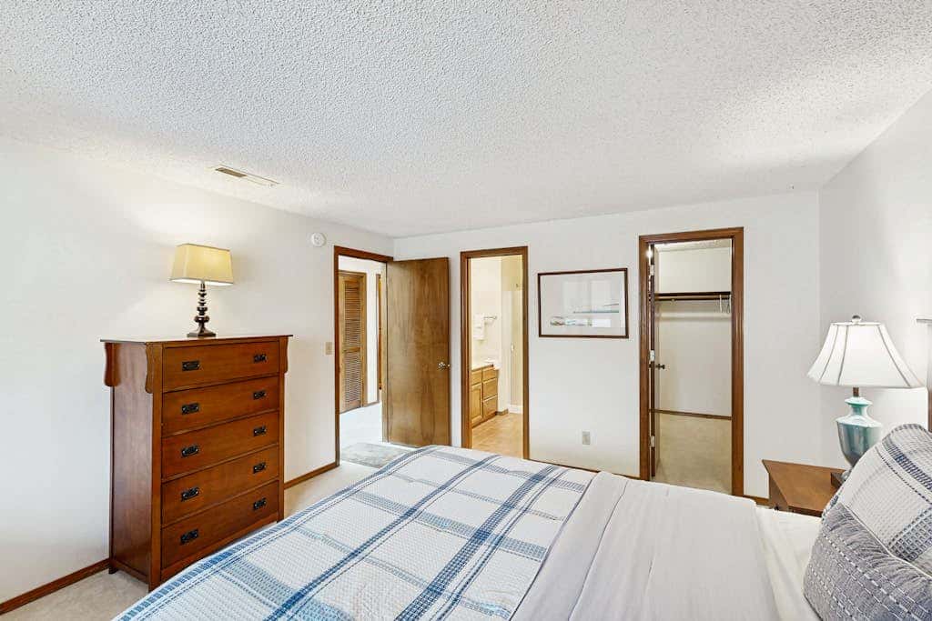 Sweeping Oceanfront Views Await Tranquil Condo with Balcony, Beach Access, W&D