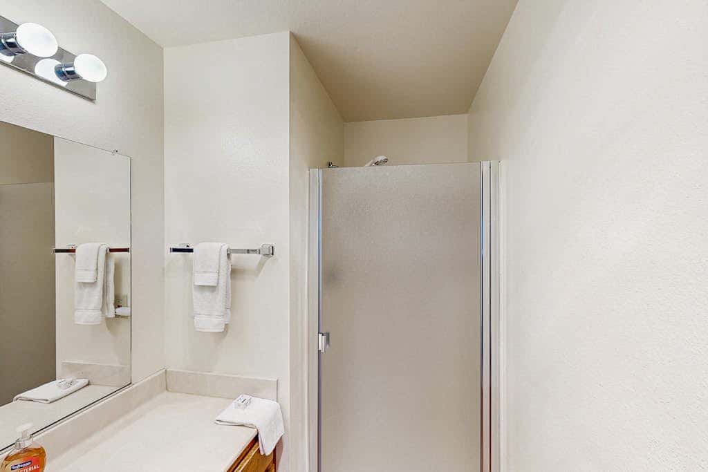 Sweeping Oceanfront Views Await Tranquil Condo with Balcony, Beach Access, W&D