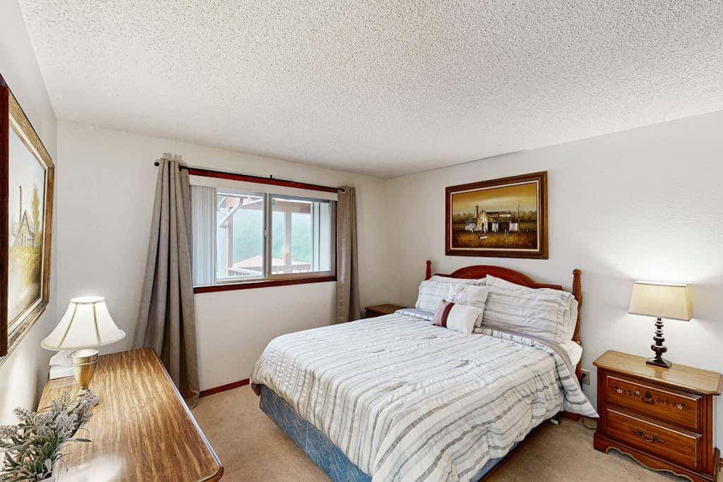 Sweeping Oceanfront Views Await Tranquil Condo with Balcony, Beach Access, W&D