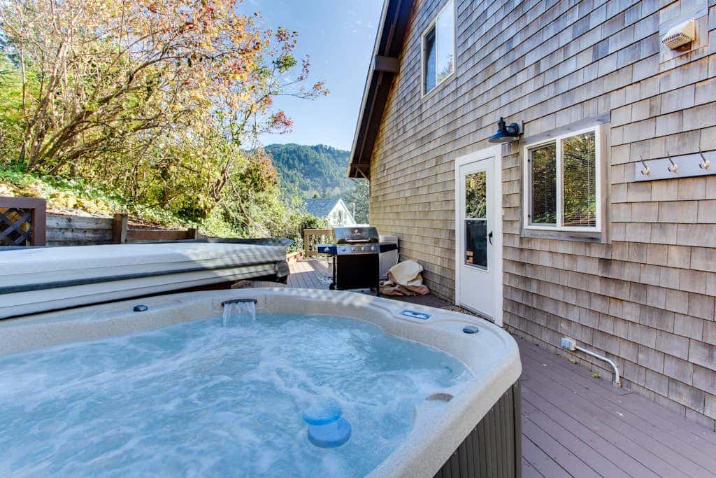 Delightful Home with Ocean View & Private Hot Tub - 3 Blocks to Beach