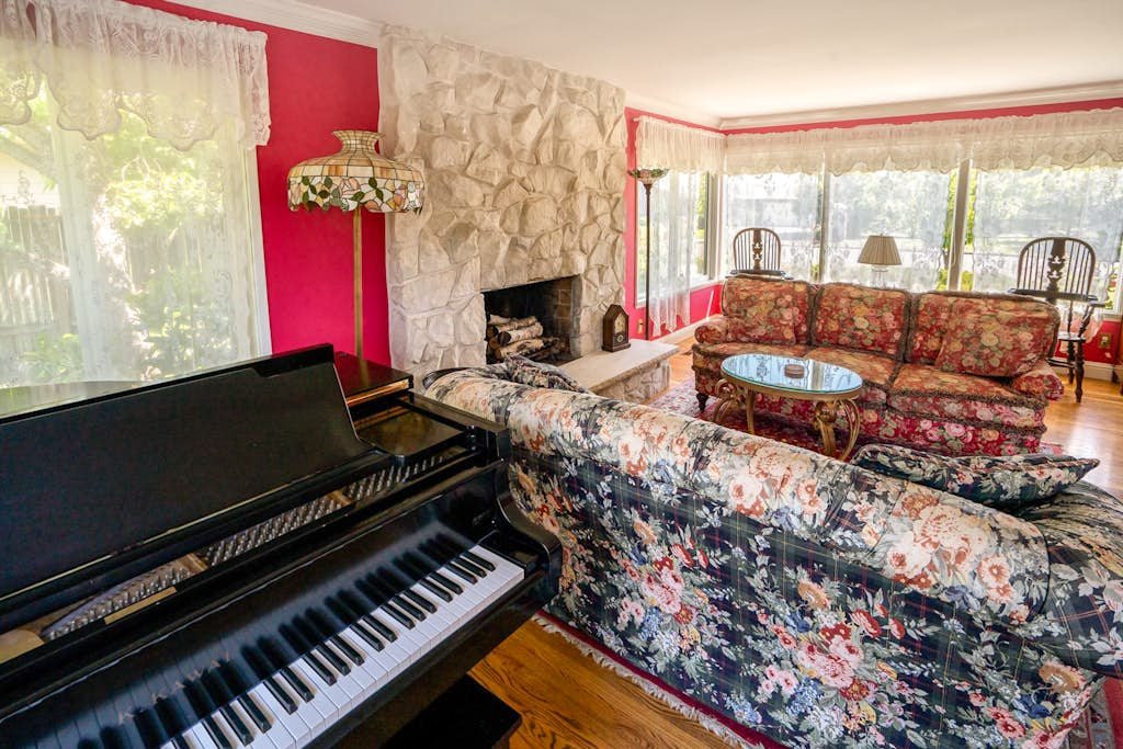 Classic & elegant house with entertainment & spacious, laid-back yard