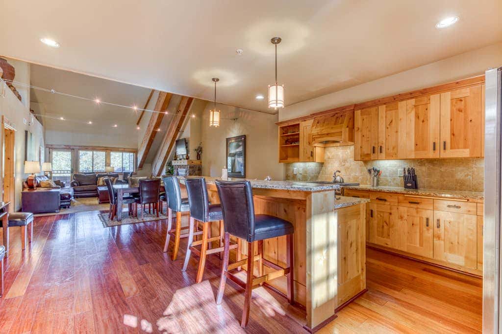 Luxury penthouse condo withshared pool, hot tub & great mountain views