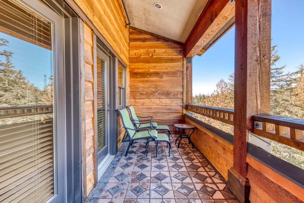 Luxury penthouse condo withshared pool, hot tub & great mountain views
