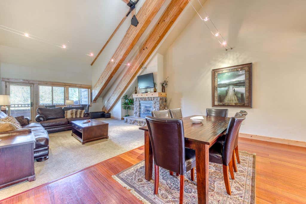 Luxury penthouse condo withshared pool, hot tub & great mountain views
