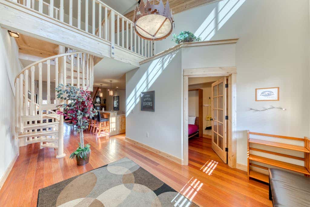 Luxury penthouse condo withshared pool, hot tub & great mountain views