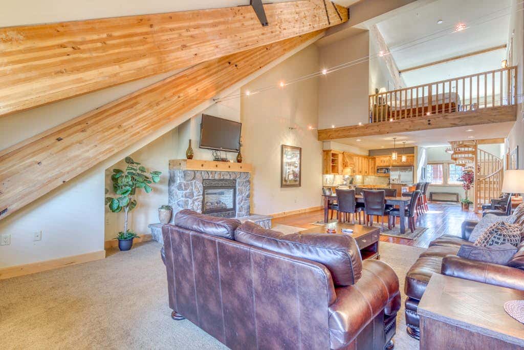 Luxury penthouse condo withshared pool, hot tub & great mountain views