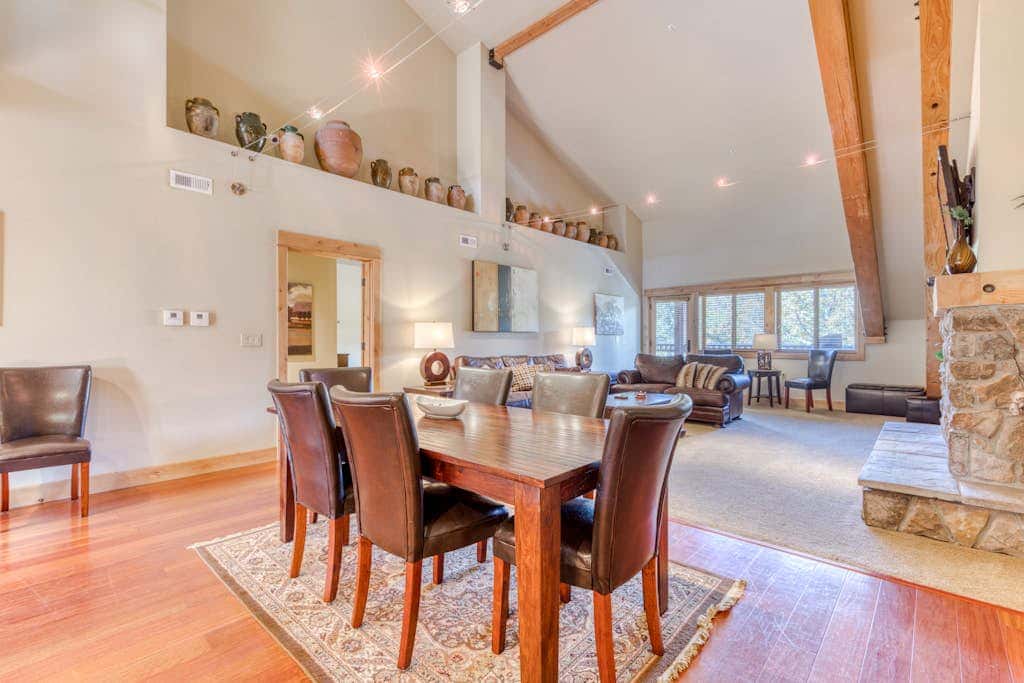 Luxury penthouse condo withshared pool, hot tub & great mountain views