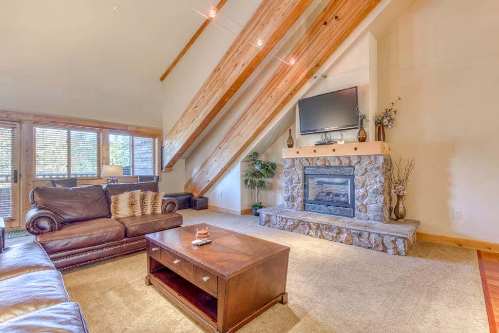 Luxury penthouse condo withshared pool, hot tub & great mountain views