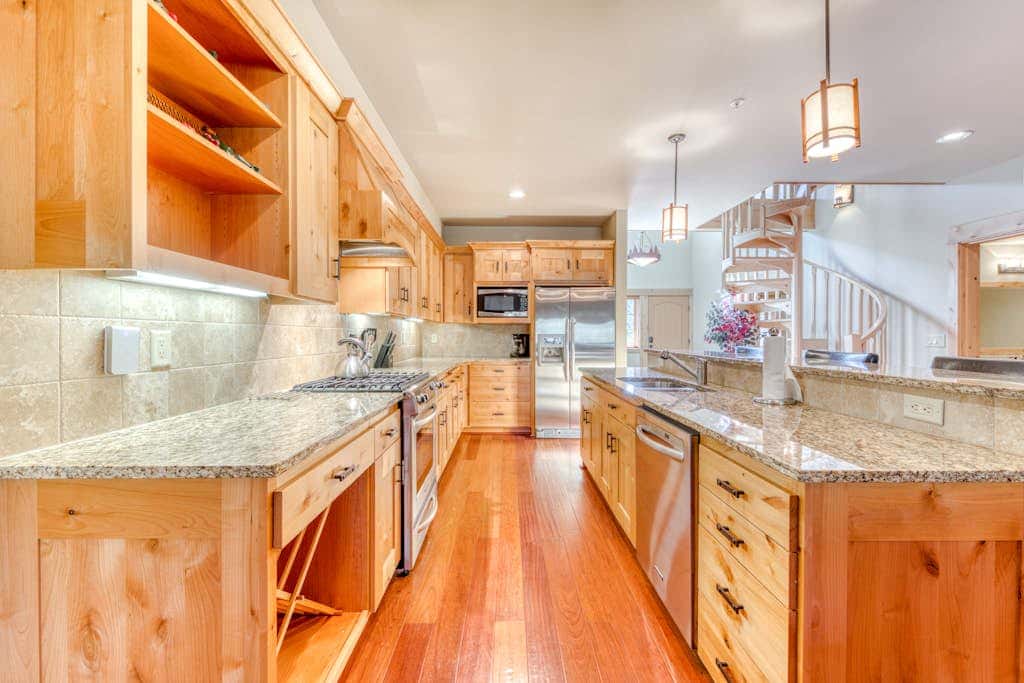 Luxury penthouse condo withshared pool, hot tub & great mountain views