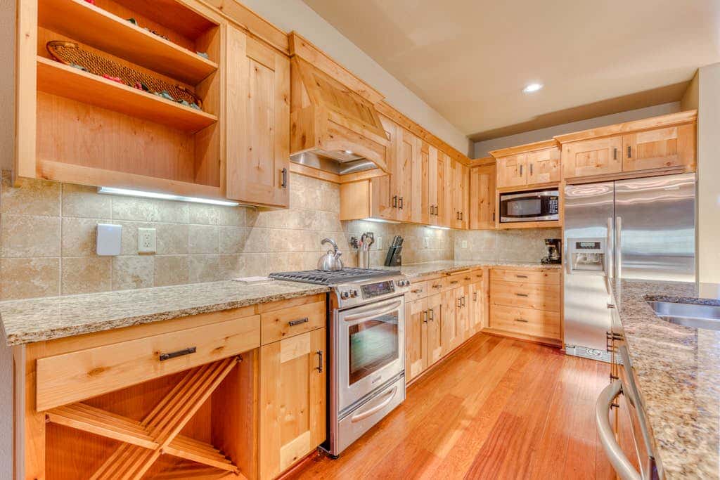 Luxury penthouse condo withshared pool, hot tub & great mountain views