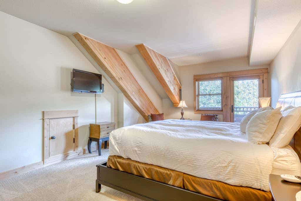 Luxury penthouse condo withshared pool, hot tub & great mountain views
