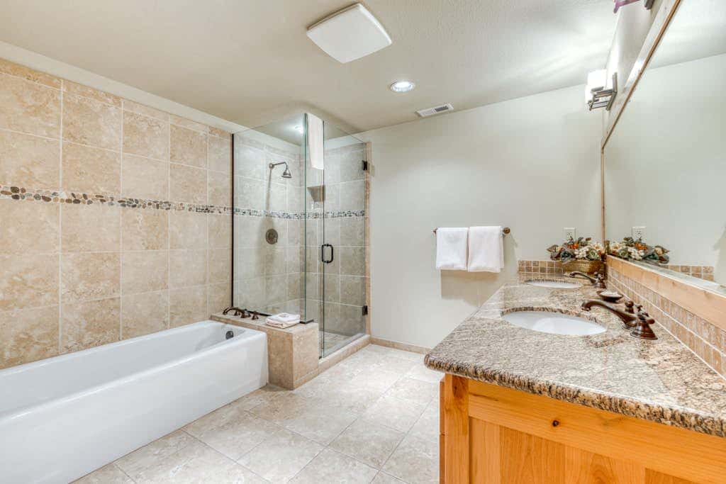 Luxury penthouse condo withshared pool, hot tub & great mountain views