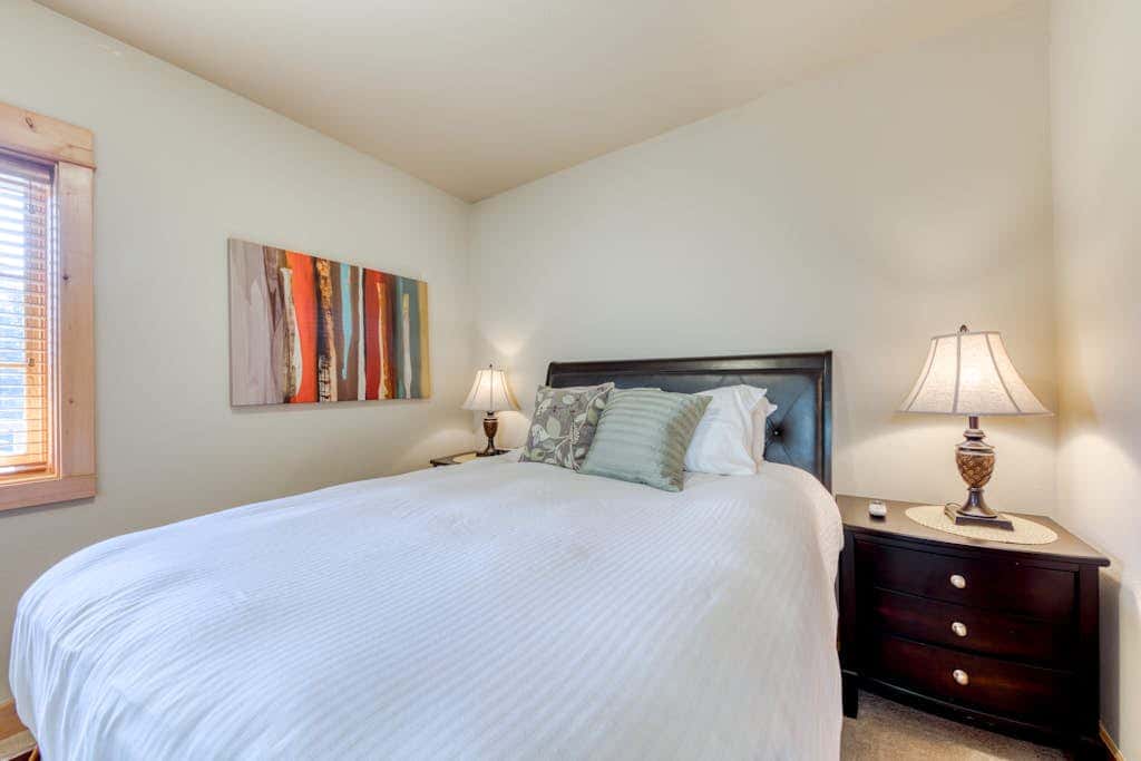 Luxury penthouse condo withshared pool, hot tub & great mountain views