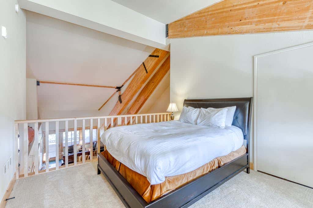 Luxury penthouse condo withshared pool, hot tub & great mountain views